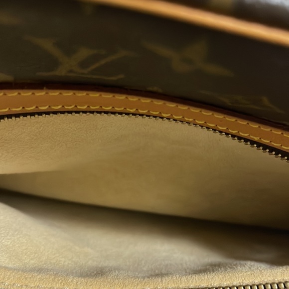 LOUIS VUITTON Cite Shoulder Bag - Picture 13 of 16